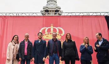 Representantes de Navarra Suma, en el monumento de los Fueros de Iruñea. (NAVARRA SUMA)