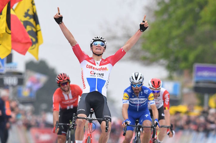 Van der Poel alza los brazos en una carrera anterior. (David STOCKMAN/AFP)