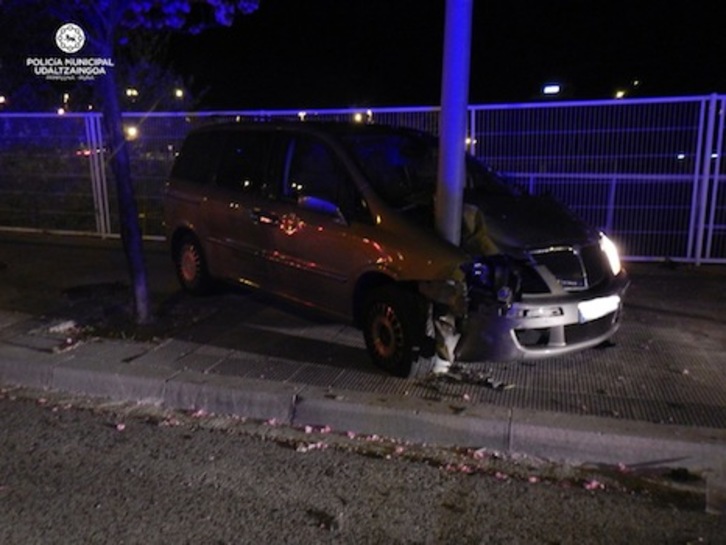 Estado en el que ha quedado el vehículo accidentado que conducía el menor de 17 años. (POLICÍA MUNICIPAL DE IRUÑEA)