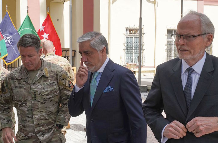 El comandante estadounidense y de las fuerzas de la OTAN, Scott Miller, junto al jefe del Ejecutivo afgano, Abdullah Abdullah, y  el Alto Representante Civil de la OTAN en el país, Nicholas Kay, el pasado 3 de abril en Kabul. (Thomas WATKINS/AFP)
