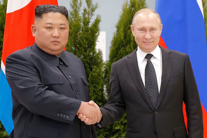 Kim Jong-un y Putin se han saludado al inicio de la cumbre. (Alexander ZEMLIANICHENKO / AFP)