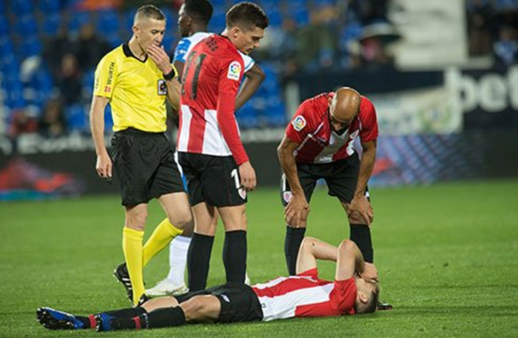 Yeray en el suelo tras la jugada en la que se lesionó. (@AthleticClub)