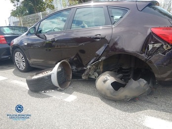 Estado en el que quedó uno de los vehículos afectados por el accidente ocurrido en el polígono de Landaben. (POLICÍA MUNICIPAL DE IRUÑEA)