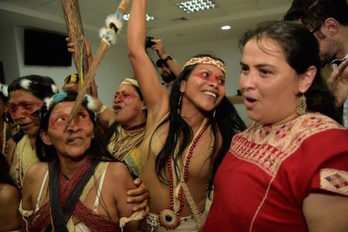 Indigenas celebrando el fallo judicial. (Rodrigo BUENDIA/AFP)