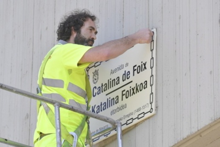 Un operario procede a colocar la placa con el nuevo nombre de la avenida, dedicada a Catalina de Foix. (Idoia ZABALETA/FOKU)