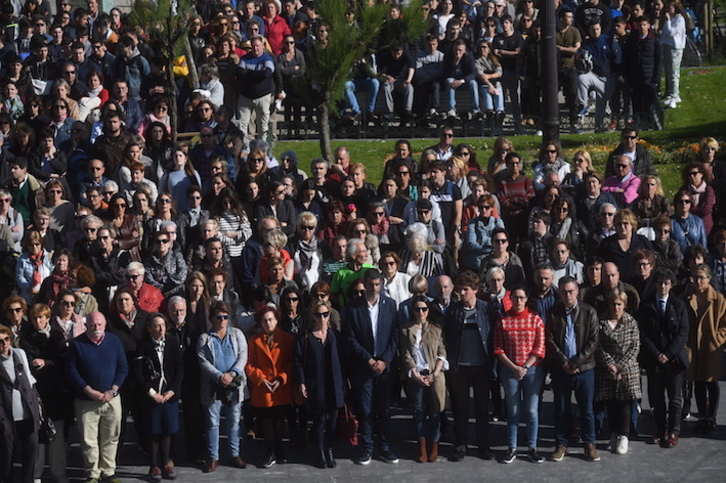 Cientos de personas se han sumado a la concentración, en la que han participado representantes políticos e institucionales. (Jon URBE/FOKU)