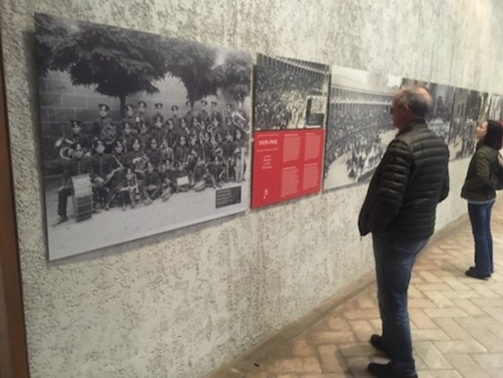 Algunas de las fotografías que se pueden ver en el Condestable dentro de la muestra sobre los cien años de historia de La Pamplonesa.