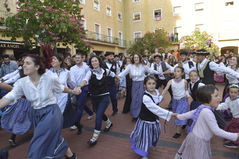 La Plaza de María Auxiliadora se ha llenado de gente en el comienzo de las fiestas de la Txantrea. (Idoia ZABALETA/FOKU)