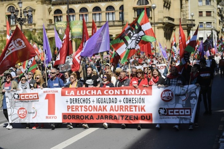 La marcha de UGT y CCOO recorre las calles del centro de Donostia. (FOKU)