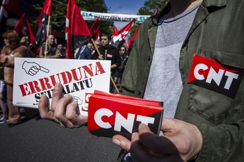 CNT sindikatuaren pegatak Bilbon egindako manifestazioan. (Aritz LOIOLA/FOKU)