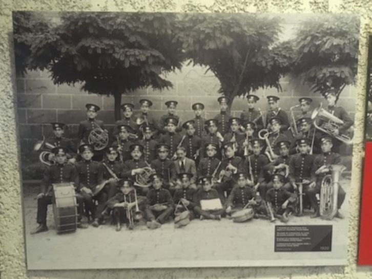 Primera fotografía conocida de La Pamplonesa, realizada en 1920, un año después de su fundación.