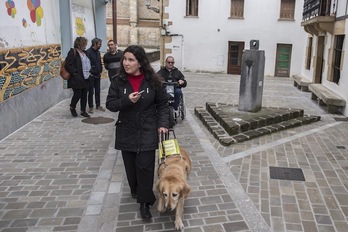 Zuriñe de Anzola Guerra AccesibleForAll enpresako kidearekin batera, Harria Hitz ibilbidea egiten, Usurbilen. (Gorka RUBIO/FOKU)