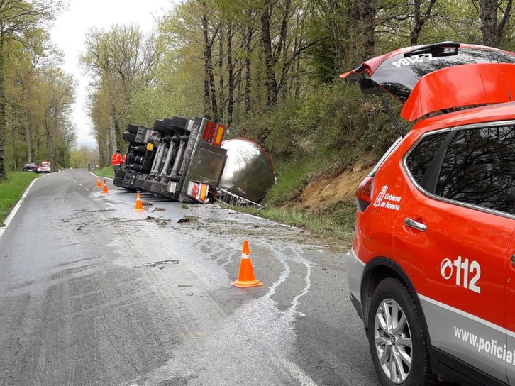 El camión volcado en Jauntsarats transportaba 25.000 litros de leche. (POLICÍA FORAL)