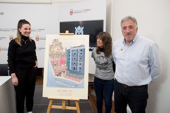 Edurne Taínta, a la izquierda, posa con su cartel ganador junto a Maider Beloki y Jose Asiron. (Iñigo URIZ/FOKU)