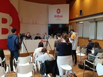 Representantes soberanistas han comparecido finalmente en la sala de prensa.