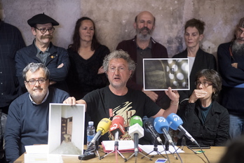 Bernad muestra el lugar en el que colocó la cámara, durante la comparecencia de hoy en Iruñea. (Iñigo URIZ/FOKU)