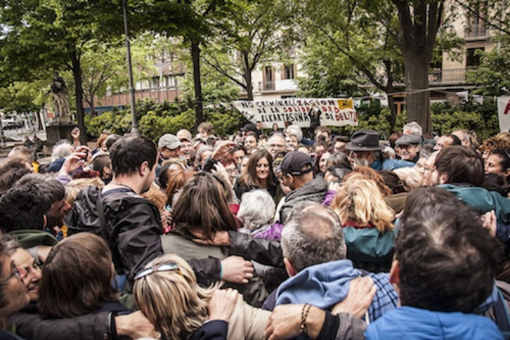 Abrazo colectivo de esta mañana en el Paseo Sarasate.