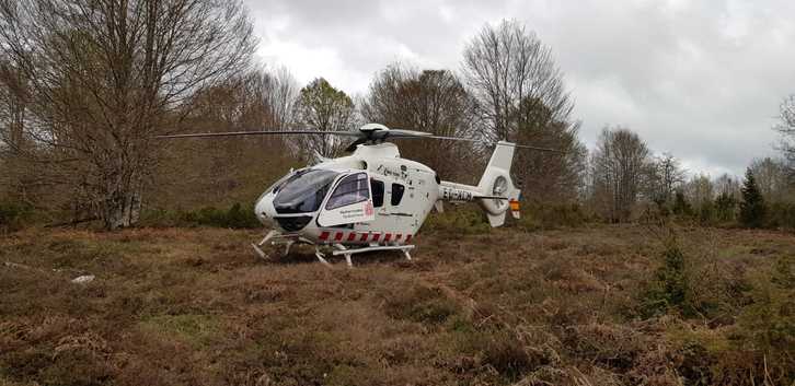 El helicóptero empleado en el rescate del ganadero. (@gob_na)