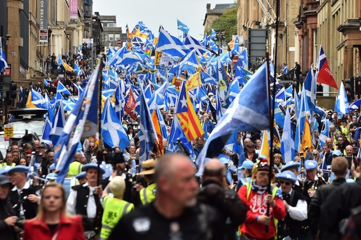 Banderas escocesas en una marcha independentista en Glasgow. (Andy BUCHANAN / AFP)