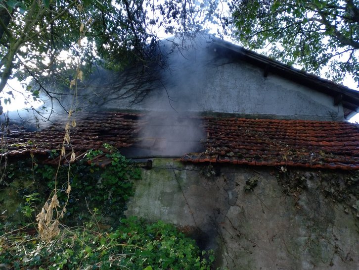 Caserío donde se ha producido el incendio. (@bzgetxo)