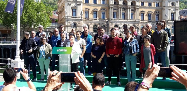 Jone Goirizelaia con los integrantes de la candidatura al Ayuntamiento de Bilbo. (@goikodeustu)