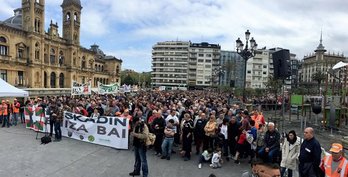 9La protesta ha terminado frente a la Diputación. (@JovenesxLacaza