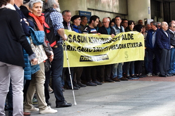 Lakuako Gobernuak Bilbon duen egoitzaren atarian egin du protesta Sare Herritarrak. (FOKU)