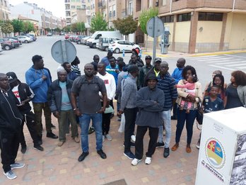 Concentración de urgencia organizada por la comunidad senegales en Ribaforada. (NAIZ)