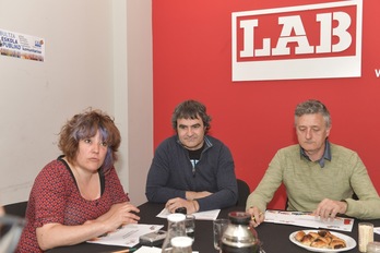 Nora Salbotx, Mikel Lizaso y Alberto Goikoa, en la comparecencia de hoy en la sede de LAB. (Idoia ZABALETA/FOKU)