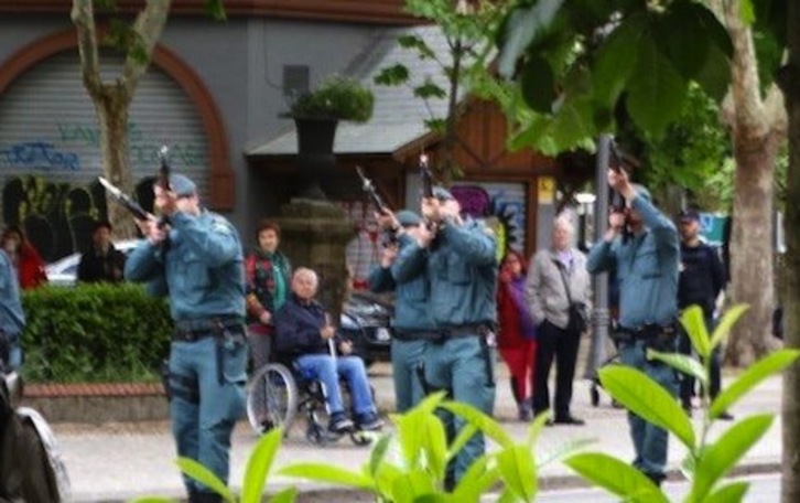 Agentes de la Guardia Civil realizan salvas en el ensayo del desfile que llevarán a cabo mañana en Iruñea.