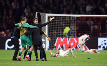 Celebración del Tottenham, con los jugadores del Ajax derrotados en el suelo. (John Thys / AFP)