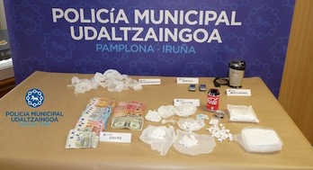 Imagen de la droga y del dinero incautados en Iruñea. (POLICÍA MUNICIPAL DE IRUÑEA)