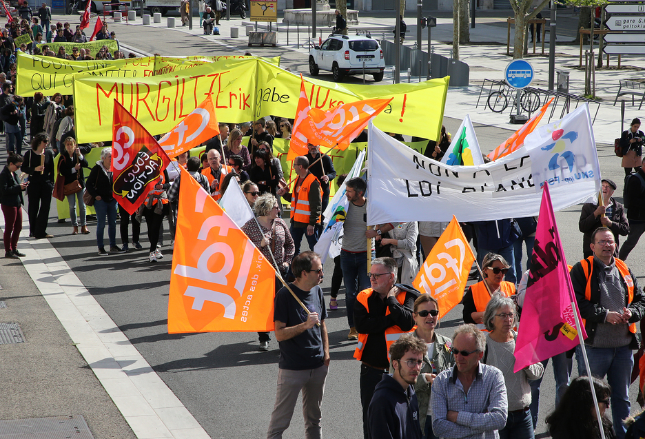 La manifestation était appelée par les syndicats FO, CGT, CFDT, CGC et FSU, rejoints par LAB et l'UNSA. © Bob EDME