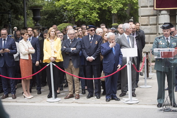 Esparza, Chivite y Beltrán han querido homenajear a la Guardia Civil. (Jagoba MANTEROLA / FOKU)