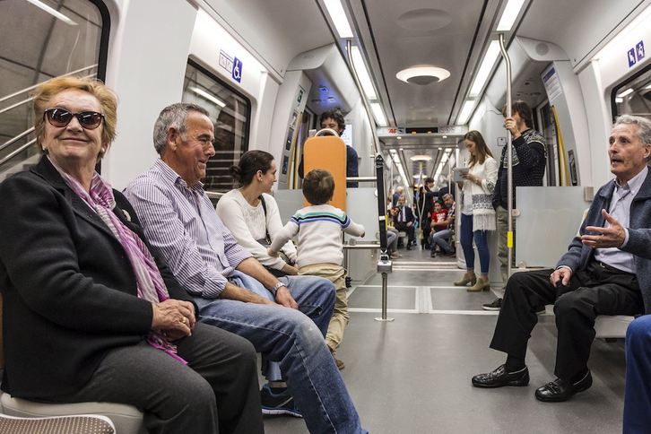 Usuarios en la línea 3 del metro, que se quiere prolongar hasta Usansolo. (Aritz LOIOLA | FOKU)