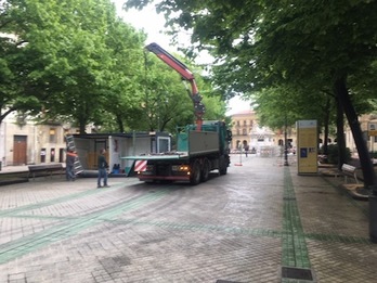 Ya han comenzado los trabajos para montar la Tómbola sanferminera en el paseo de Sarasate de Iruñea.