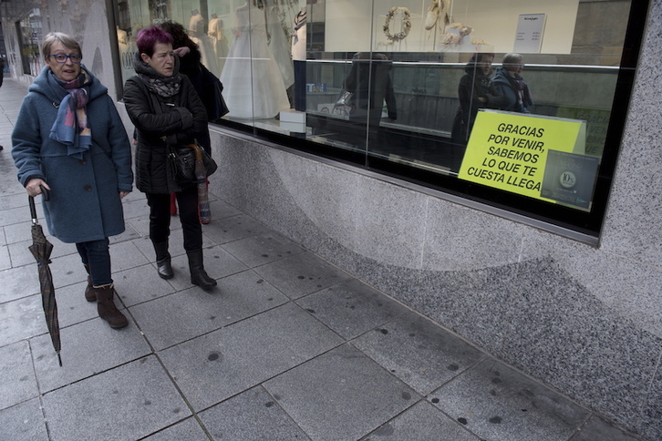 Carteles en El Corte Inglés contra la peatonalización de Asiron, en una breve campaña de protesta. (Iñigo URIZ/FOKU)