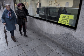 Carteles en El Corte Inglés contra la peatonalización de Asiron, en una breve campaña de protesta. (Iñigo URIZ | FOKU)