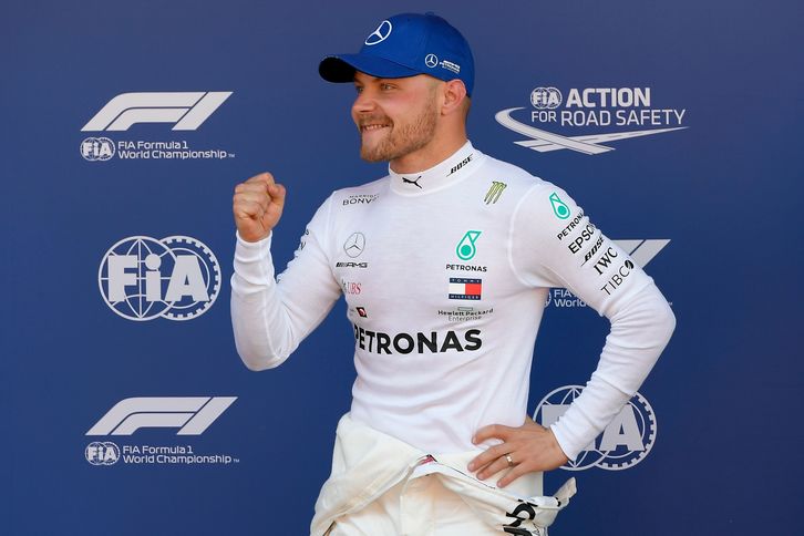 Valtteri Bottas, satisfecho tras su tercera pole consecutiva (Lluis GENE/AFP PHOTO)