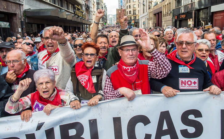 Pensionistas en la manifestación de Iruñea. (Iñigo URIZ/FOKU)