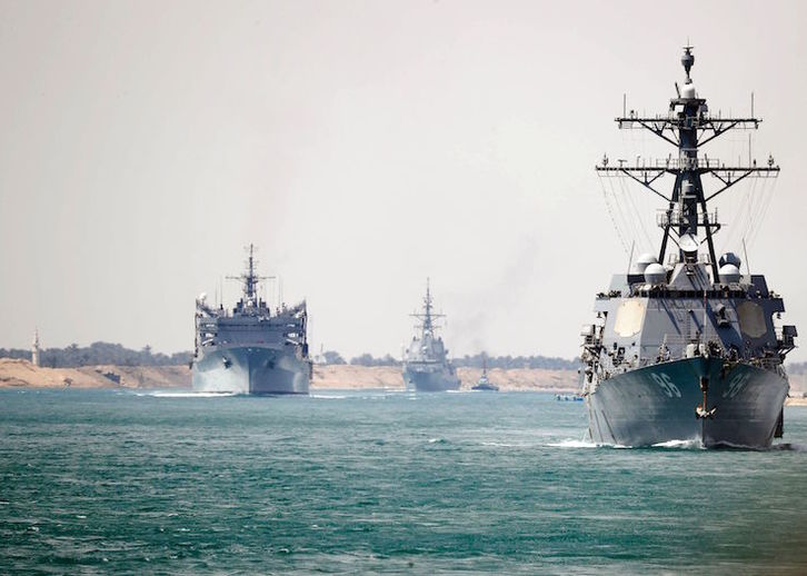 La flota del portaaviones Abraham Lincoln cruzó el viernes el canal de Suez rumbo al golfo Pérsico. (Darion CHANELLE TRIPLETT/AFP)