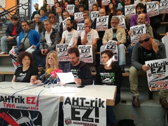 Rueda de prensa ofrecida hoy en Gasteiz. (NAIZ)