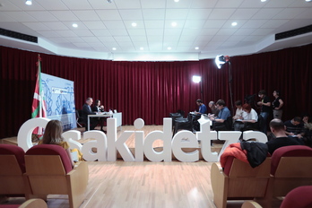 El director general de Osakidetza, Juan Luis Diego, y la directora de Recursos Humanos, María Pilar Uriarte, en su comparecencia. (Endika PORTILLO / FOKU)