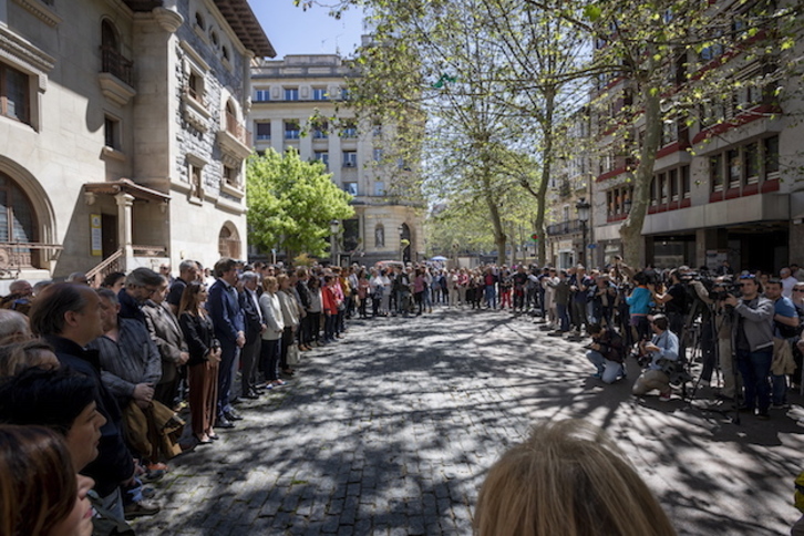 Concentración en Gasteiz por la mujer fallecida por un robo en su portal. (Endika PORTILLO / FOKU)