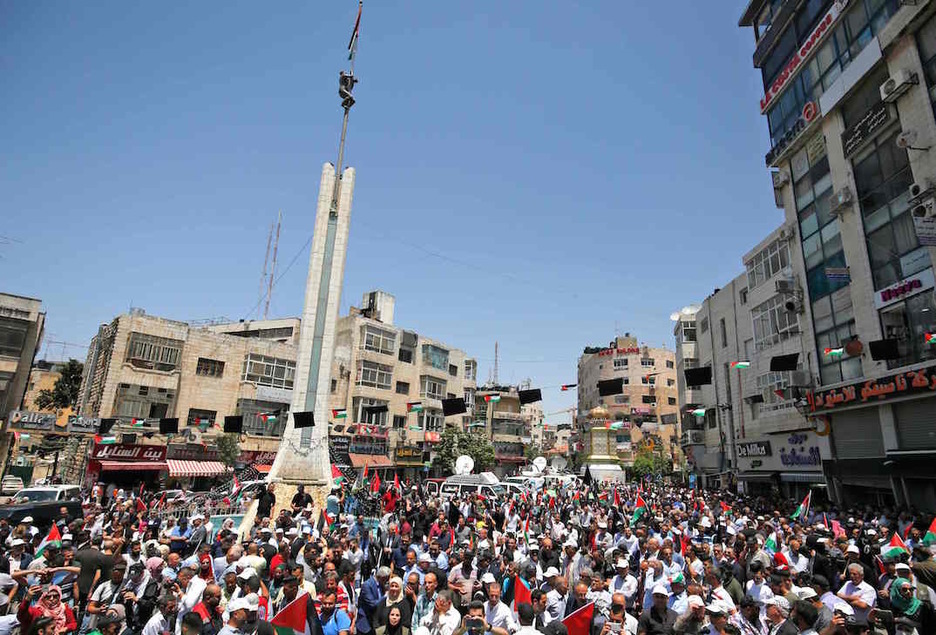 Miles de personas han llenado las calles de Ramallah. (Abbas MOMANI / AFP)