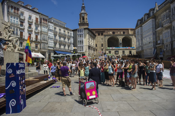 Imagen de archivo de una movilización en Gasteiz con motivo del día internacional del colectivo LGTBI. (Juanan RUIZ/FOKU)