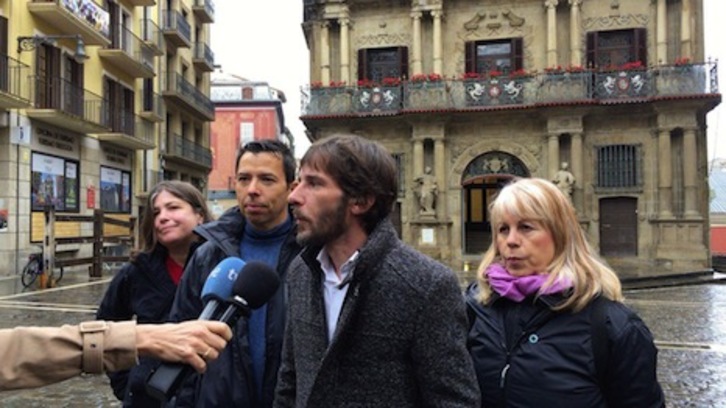 Mikel Buil, en su acto de campaña en la plaza Consistorial de Iruñea. (PODEMOS)