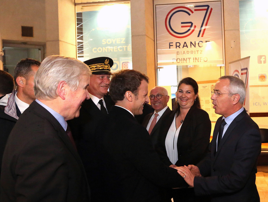 Emmanuel Macron a salué le maire d’Anglet Claude Olive. ©Bob EDME