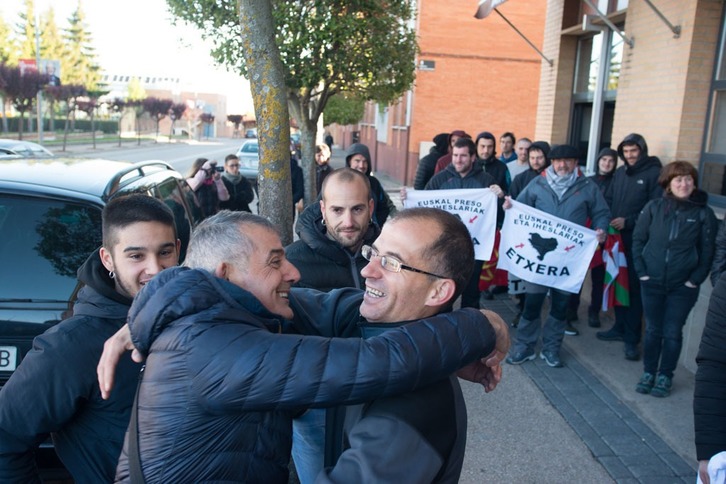 Iñaki Beaumont, lagun eta senideek inguratuta, Soriako espetxetik atera berri. (NAIZ)