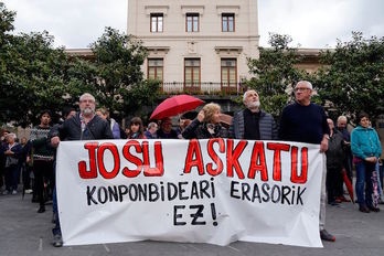 Concentración realizada el jueves en Ugao para denunciar la detención de Josu Urrutikoetxea. (Ander GILLENEA/AFP)